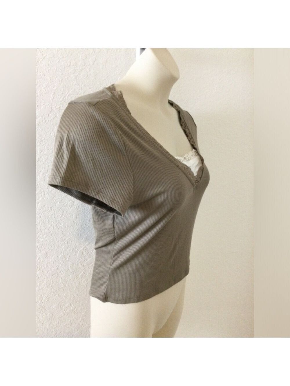 Derek Heart cocoa cropped tee with white lace trim inset Woman’s XL - Picture 2 of 9